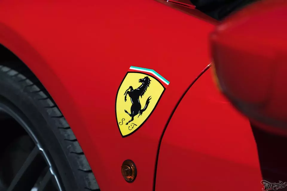 Ferrari 458 Italia. Аэрография на передних крыльях!
